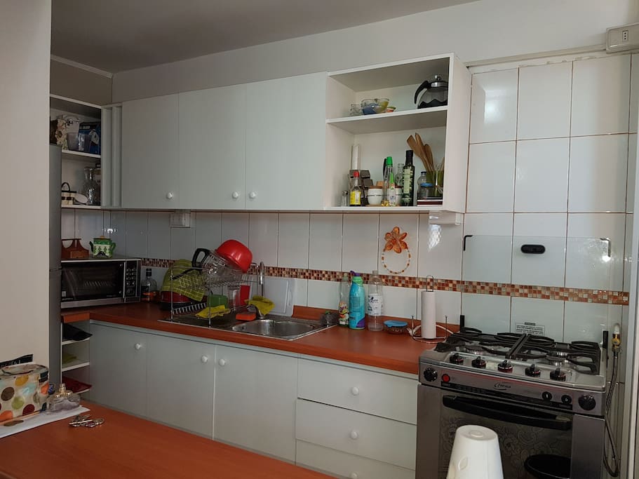 cocina y horno a gas, microondas, hervidor, regrigerador