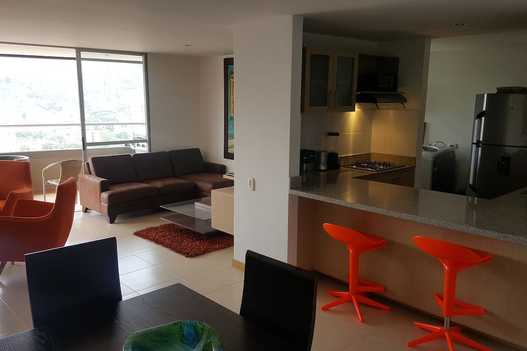 sala de televisión y cocina