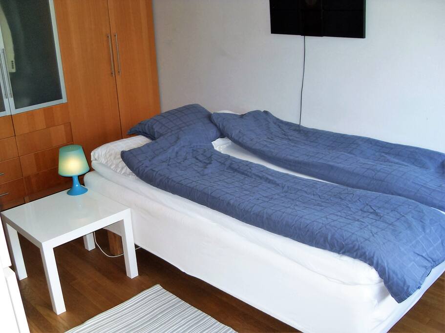 140x200 bed with 2 140x200cm covers and 3 pillows.