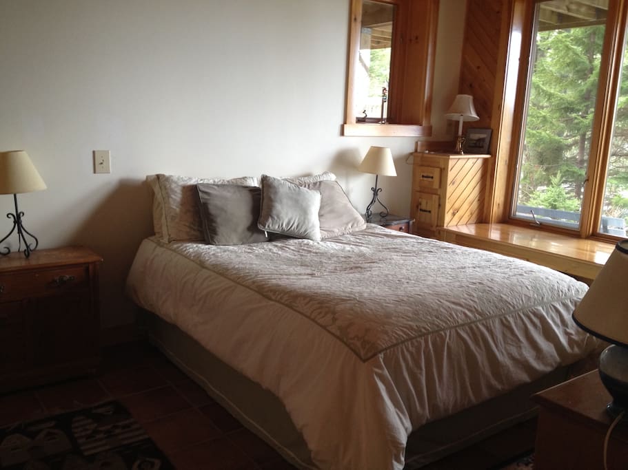 The coveside main bedroom