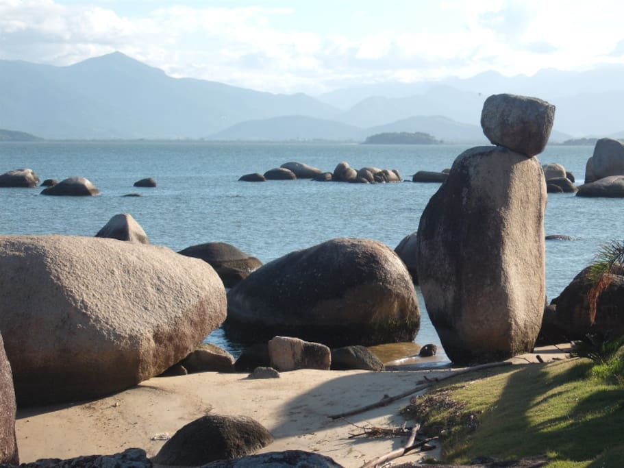 Imagens da praia de Itaguaçu, bem próximo do apto.