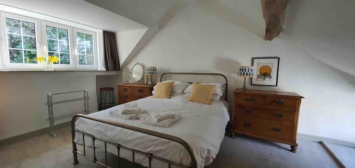 Glavna spavaća soba ( bračni krevet
( širine 180 - 200 cm