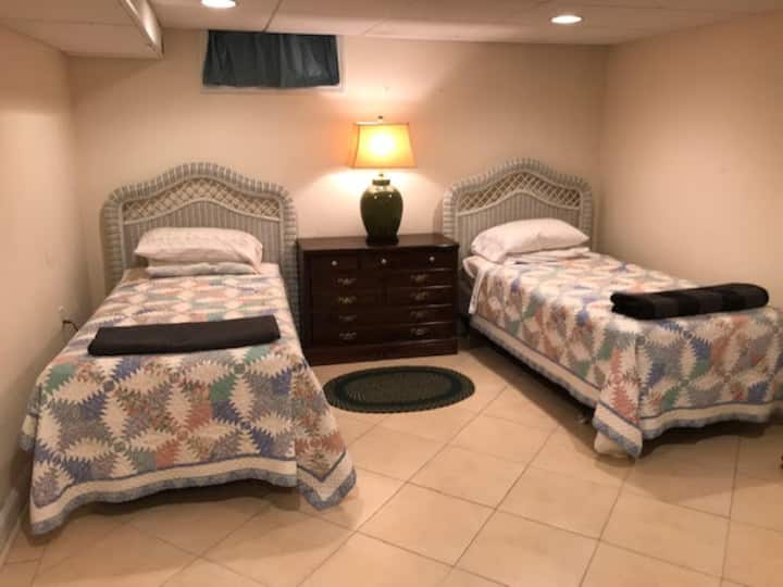 Camas individuales en el sótano terminado.