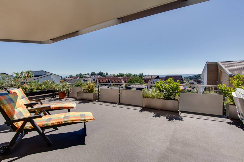 Terrasse mit Sonnenliegen
