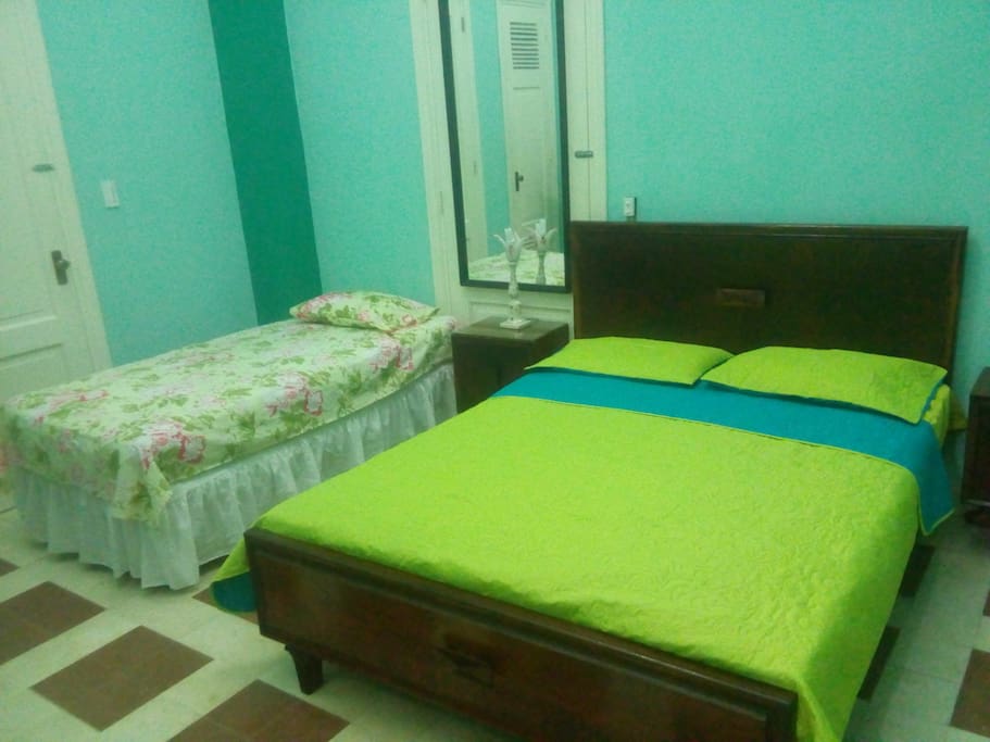 Habitación 2, 1 cama doble otra personal, espejo, decoración