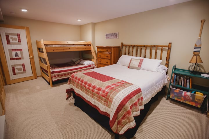 下の階のベッドルームには、クイーンサイズベッド、フルサイズの二段ベッド、子供用のおもちゃと本が備わっています。