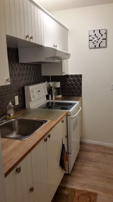 Great kitchen complete with pots, pans & dishes!