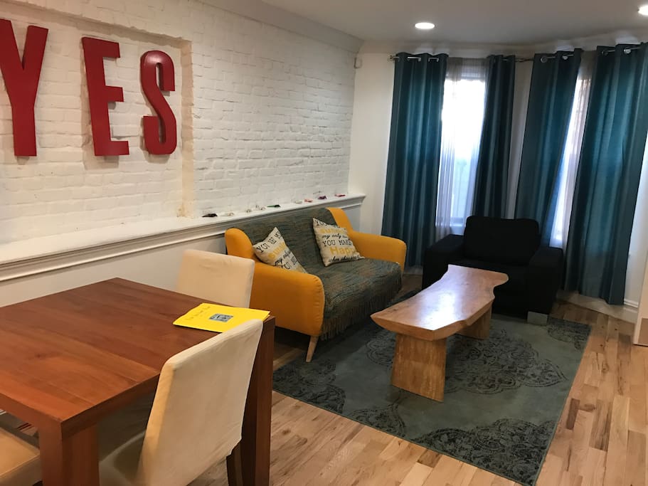 Cozy and comfy living room -- Perfect for watching FREE NETFLIX on the TV.