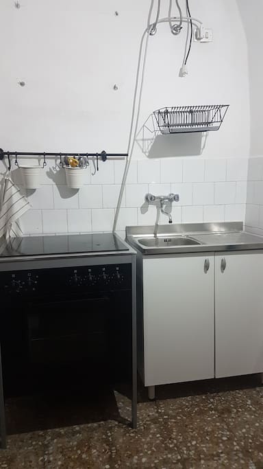 piano cottura e lavabo