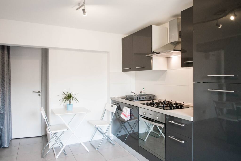 Cuisine équipée : lave vaisselle, micro onde, four, plaque cuisson, frigo, congel, et tout les ustensiles et vaisselles nécessaires pour passer un séjour sans manquer de rien...