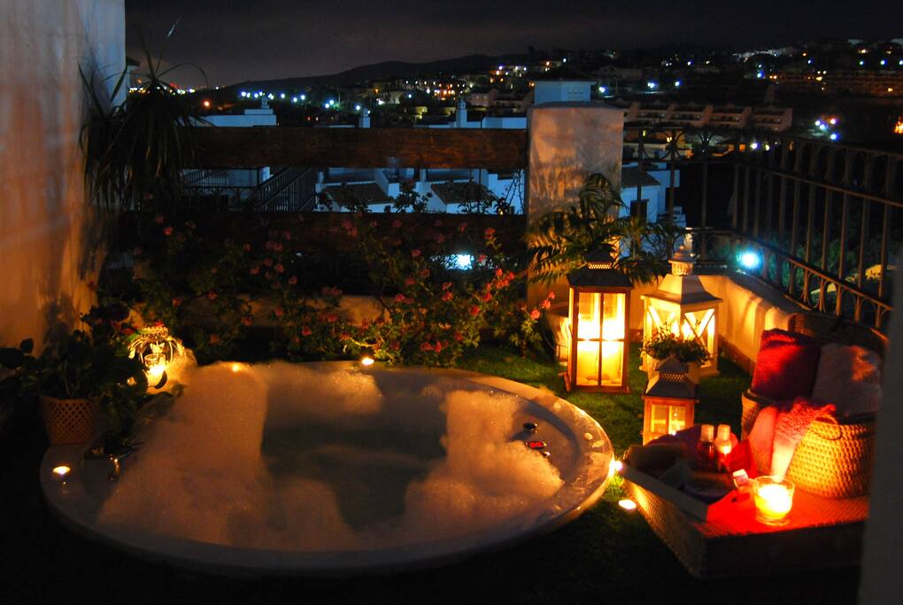 Vista nocturna del jacuzzi privado, ubicado en una de las cuatro terrazas.