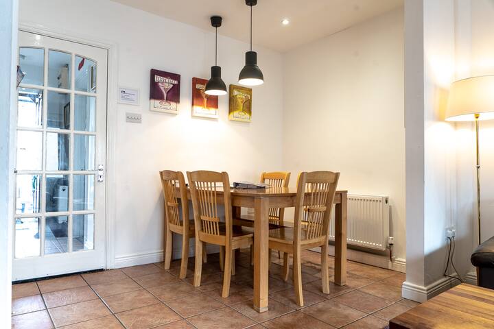 Self contained, cosy 3 Bedroom Townhouse gallery image 5