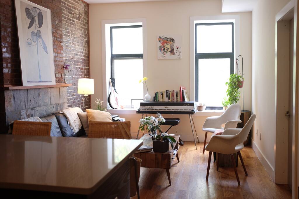 The apartment layout is designed for your comfort and privacy. The guest room is situated on the quiet, sunny, living room-side of the street, whereas the other bedrooms are on the complete opposite end.
