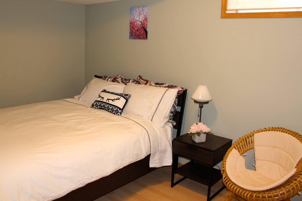 Bedroom 2: Queen size bed