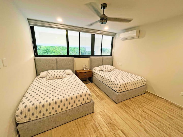 Chambre secondaire avec deux lits Queen Size.