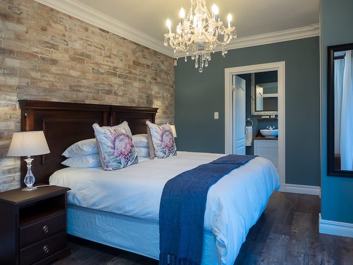 سريران مفردان / 1 بحجم كينج
حمام داخلي بدش