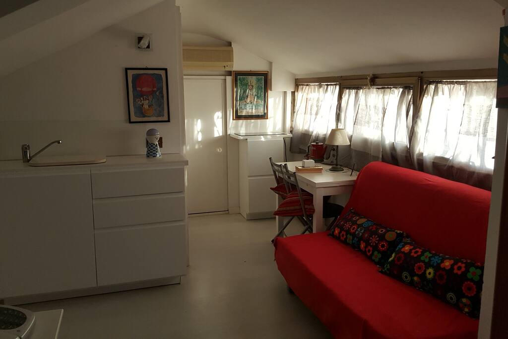 Una Micra postazione cucina, un picolo bagno con doccia e un balcone pieno di sole