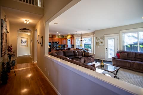 Spacious home w/hot tub/pl tbl/pg png/wk out