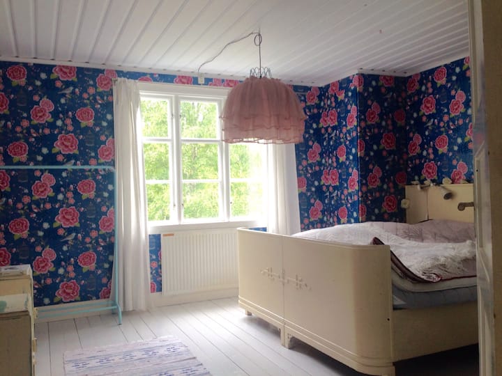 Chumba cha kulala kilicho na kitanda 180 na mahali pa kuotea moto. 