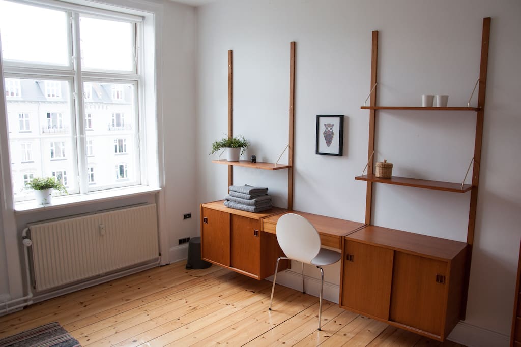 Space for internet browsing, reading or work.