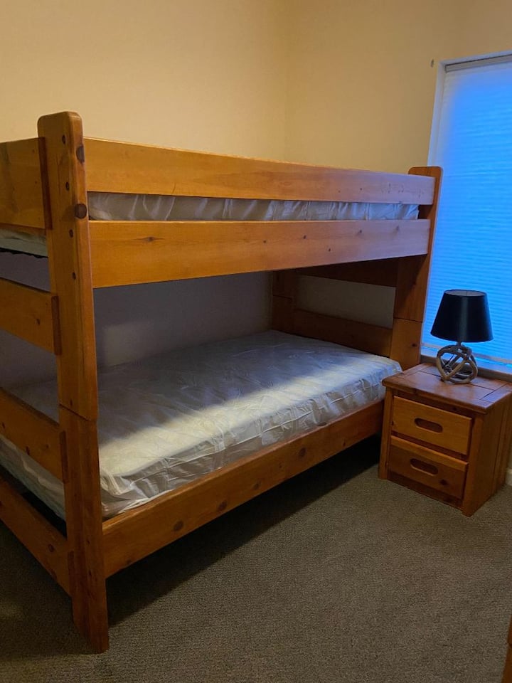 ห้องนอน 1 - โต๊ะข้างพร้อมเตียงสองชั้น 2 ชุด