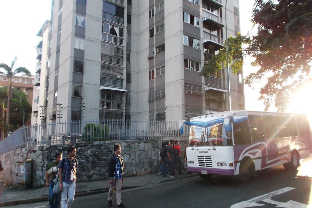 Acceso al tranasporte Público, Avenida Rómulo Gallegos