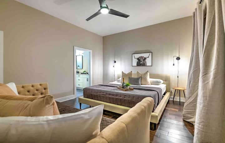 Onze hoofdslaapkamer beschikt over een kingsize bed en een ligbed (2 eenpersoonsbedden). De kast is zeer ruim met hangers, een strijkijzer en strijkplank aanwezig. Er is ook een complete badkamer verbonden met deze slaapkamer. 