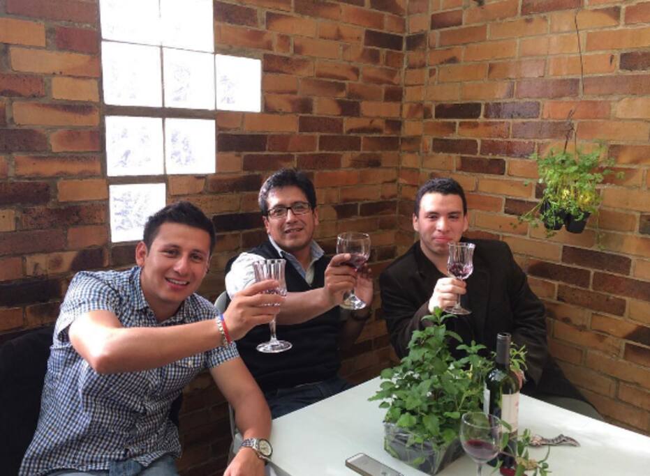 Tres amigos de Bogotá, Ecuador y Perú que se han hospedado en mi casa.