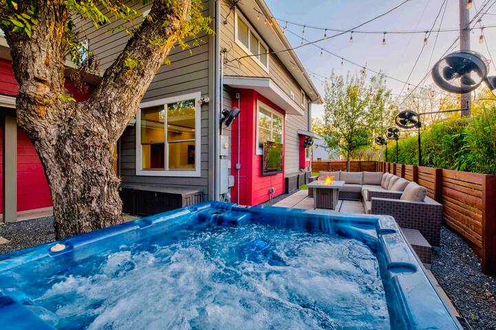 VIP Downtown-Huge Hot Tub+Golf Green+Patio Misters gallery image 3