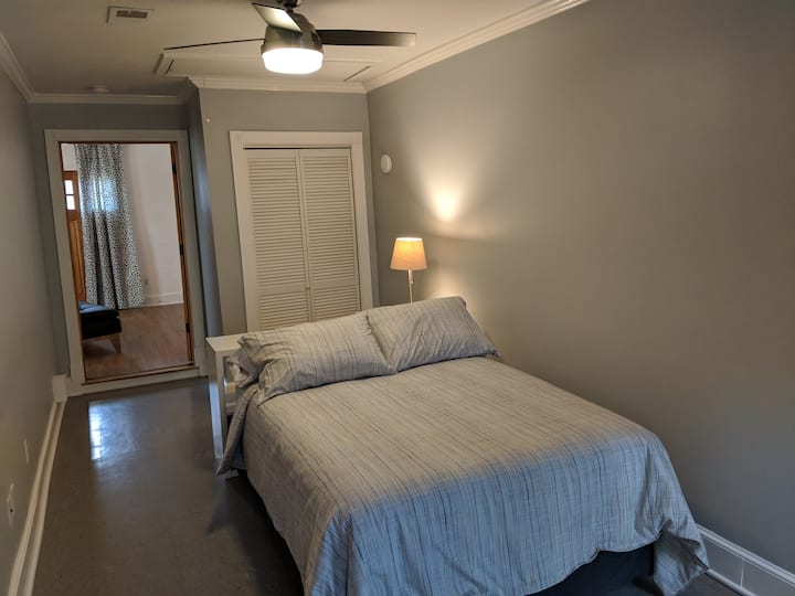 Dormitorio con cama matrimonial