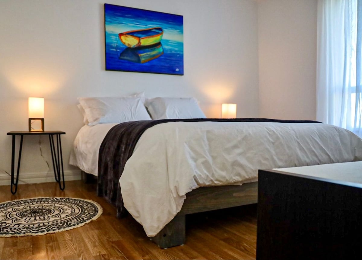 Спална соба 1: брачен кревет (широк 150-179 см), душек од висока класа и бамбусова постелнина. Сонувајте надалеку и нашироко!