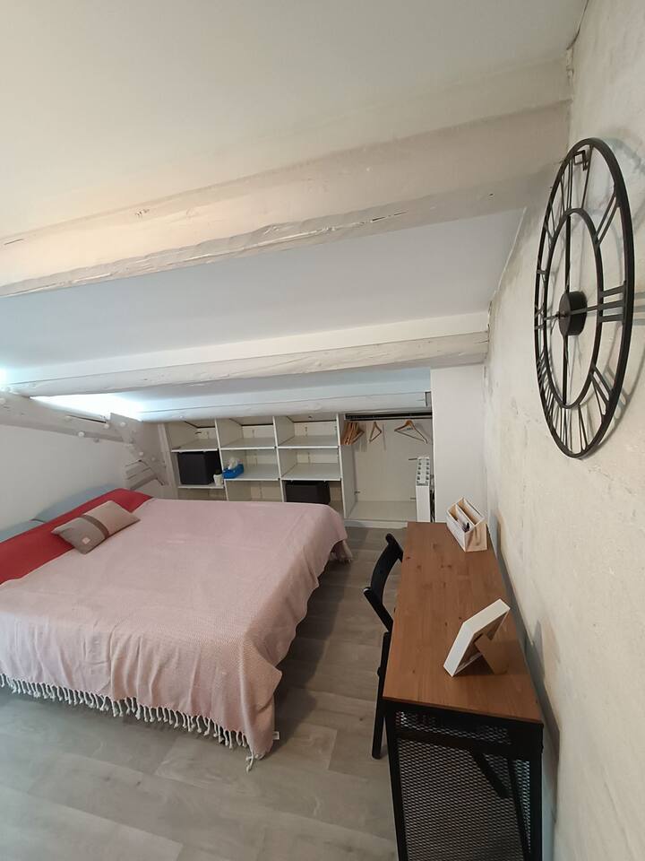 La camera da letto con letto 140x200