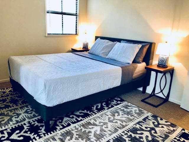 Private Modern Room Near East Beach and SB Bowl