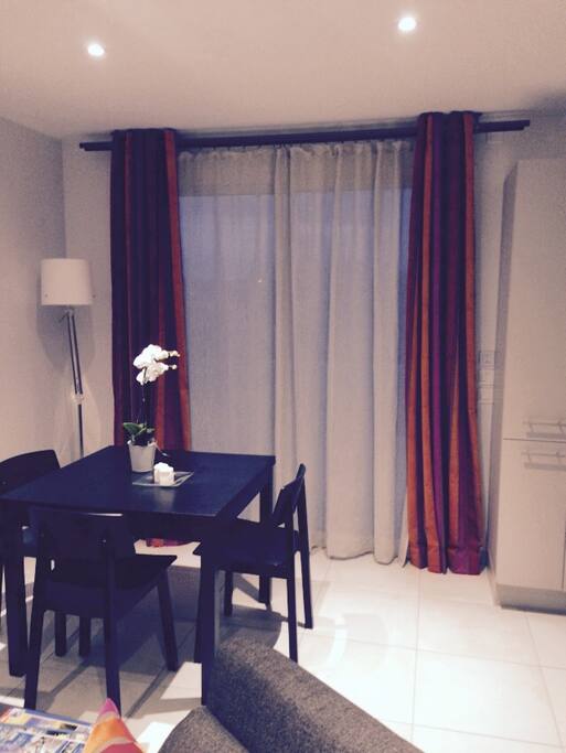Coin repas. Table extensible.