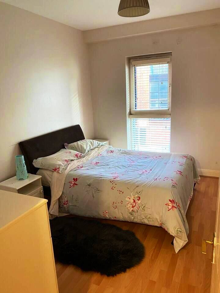 غرفة نوم واحدة مع خزانة ملابس ومساحة تخزين 