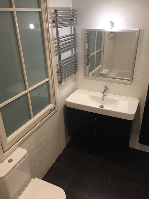 Baño independiente con banyera. El baño no está dentro de la habitación pero es de uso exclusivo.
