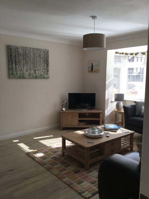 Top performing Airbnb: Lovely bright 2 bed home close to Hampton Court in Elmbridge