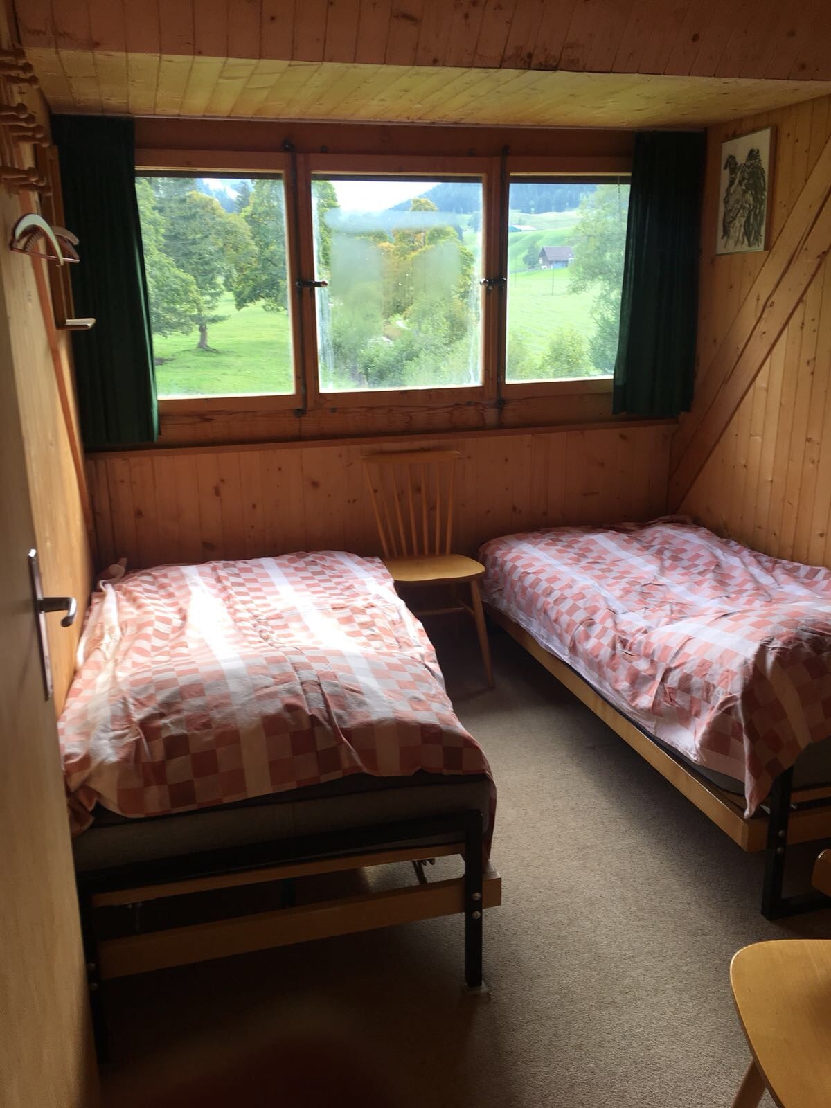 Pogled na sobu za goste s dva kreveta za jednu osobu, koji se također mogu lako spojiti kako bi se stvorio bračni krevet.