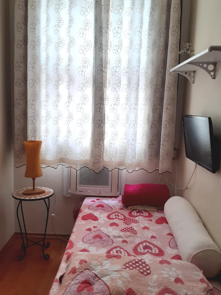 Habitación individual espaciosa."No puedes recibir visitantes* Ventilador de techo y aire acondicionado.