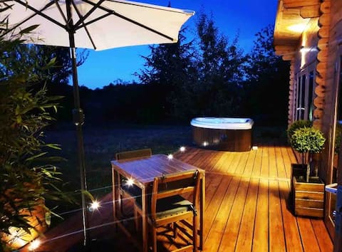 Chalet with hot tub in the countryside