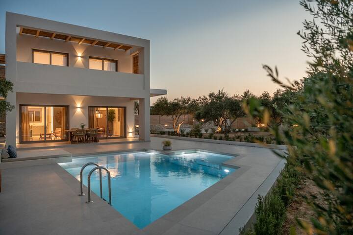 Heated pool *Walk to Taverna * 500mt to the beach gallery image 3