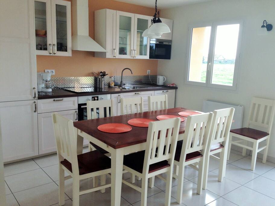 Cuisine et grande table pour 12 personnes