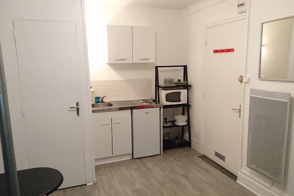 Kitchenette, micro -onde, cafetière, frigo, vaisselle, sèche cheveux, fer à repasser ect.. Café, huile, vinaigre sel/poivre.