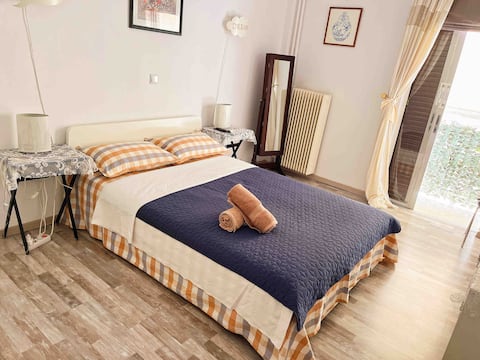 Popular Airbnb listing: Free and Cozy Harbor in Νέο Φάληρο