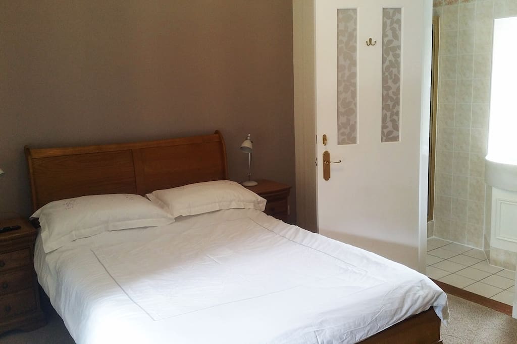 Double Bedroom, en suite with Shower