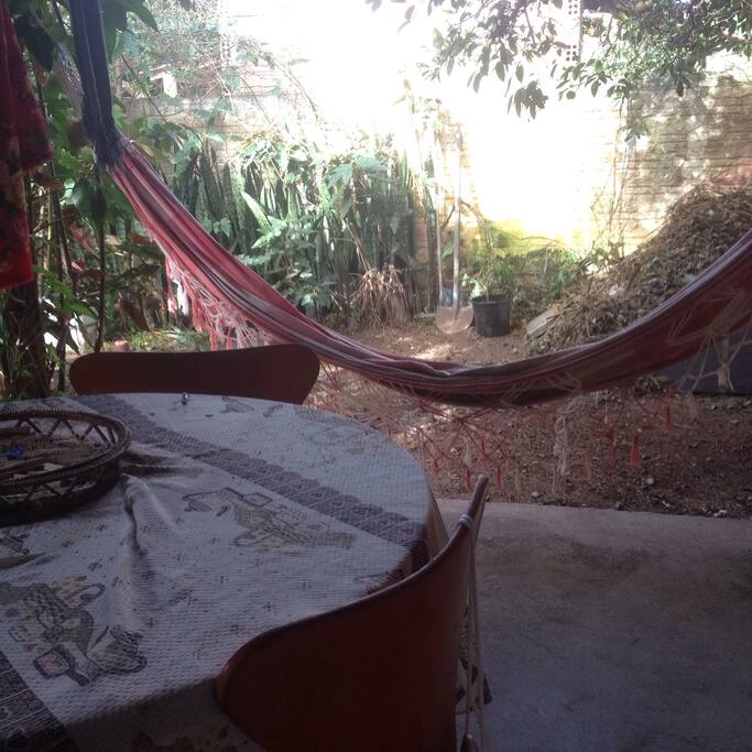 Área do fundo com rede, máquina de lavar roupa, jardim zen e grelha para assar comidinhas <3