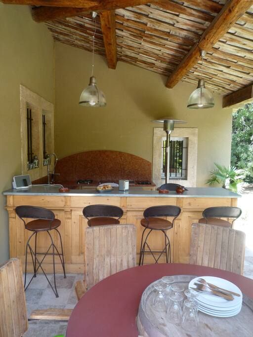Cuisine d'été entièrement équipée avec frigo, évier, friteuse, grill, teppanyaki, brûleur gaz. Comptoir de 3 m. Terrasse Est.