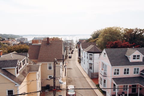 Downtown roofdeck unit with offstreet parking