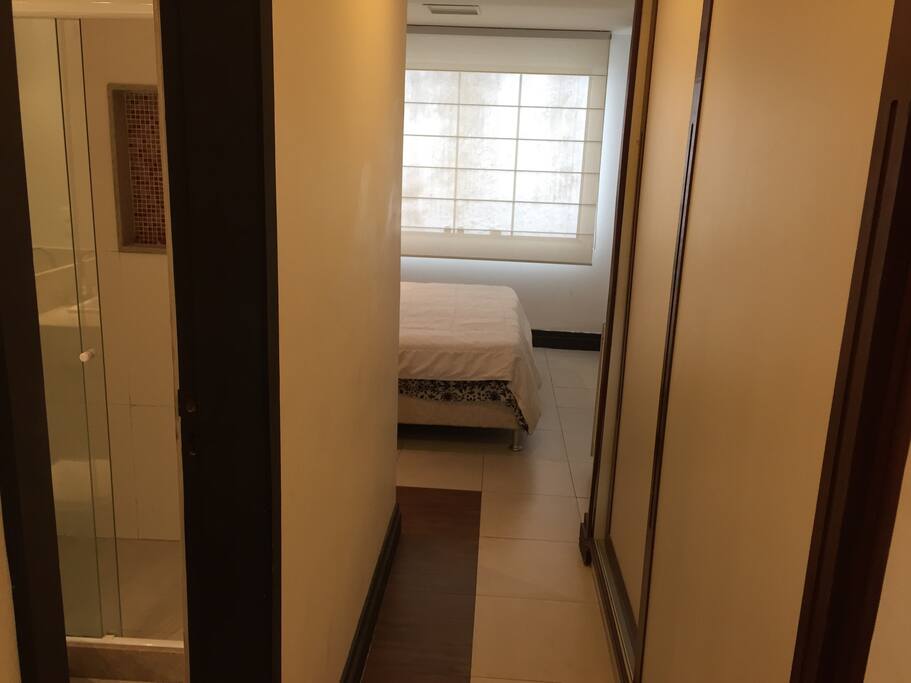 Reversible bedroom with 2 single beds or 1 queen size. Full bathroom, closet, cable, a/c, wi- fi