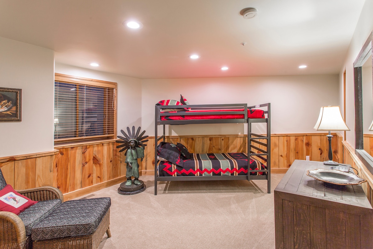 Спална соба 5 на пониско ниво со двокреветни горни и долни кревети